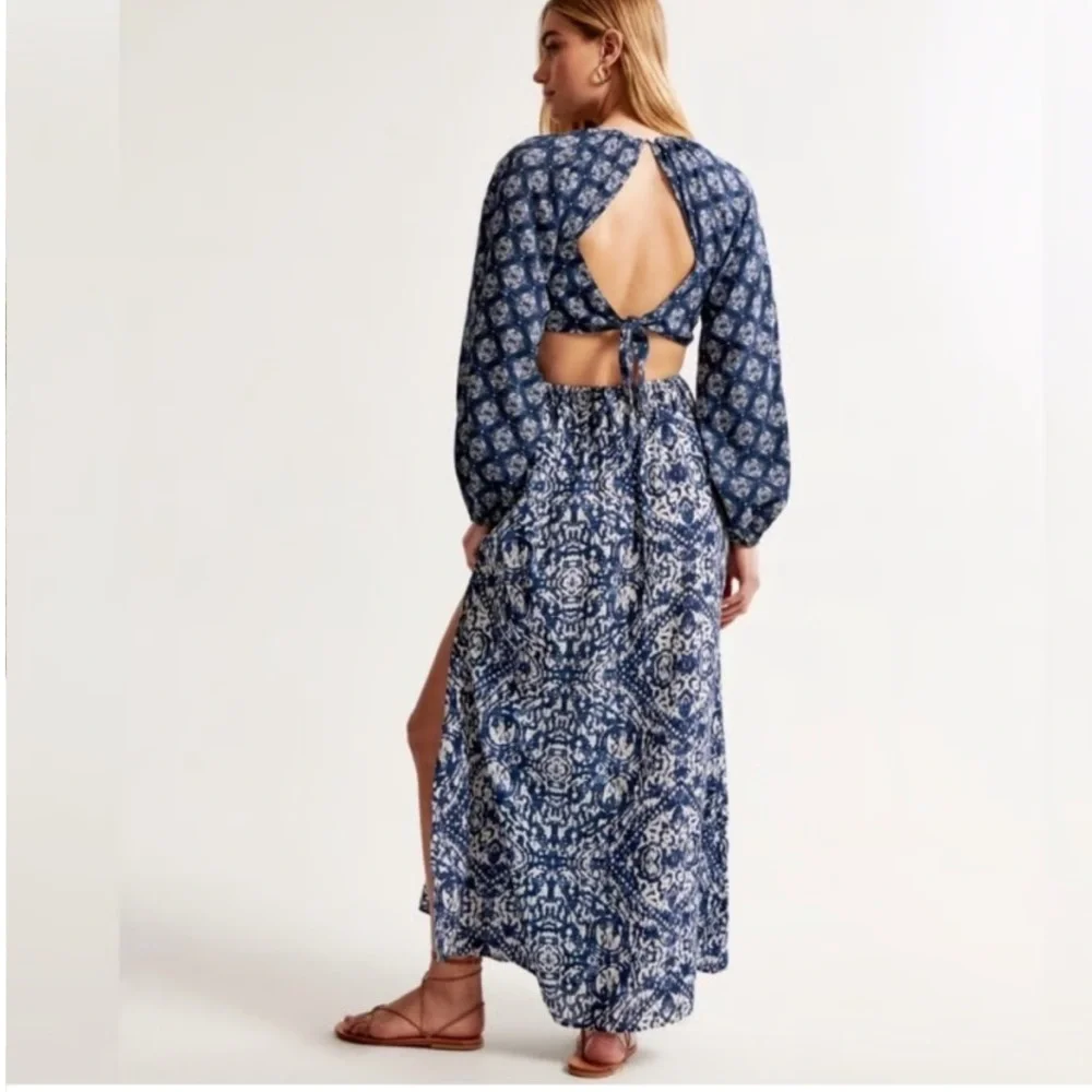 Chic and bohemian-inspired Abercrombie & Fitch Abstract Print maxi dress